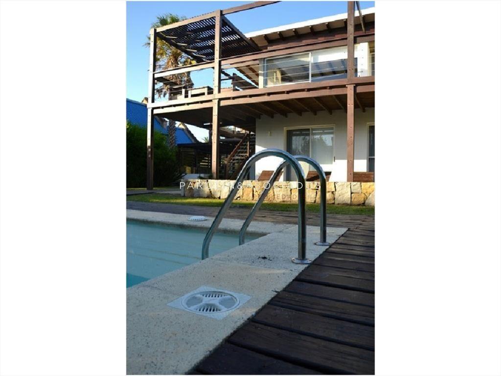 Hermosa casa en venta con piscina en Punta del Este.