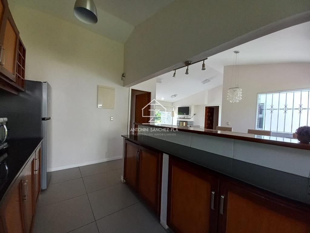 Vende casa de 3 dormitorios totalmente reformada.