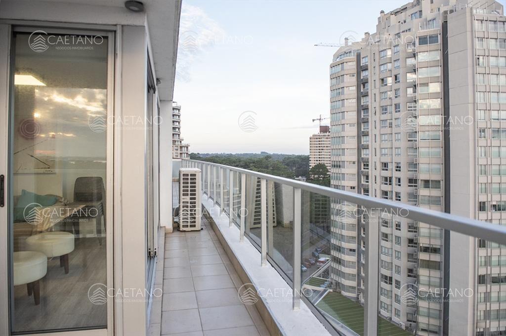 Vende apartamento de 3 dormitorios en Roosevelt