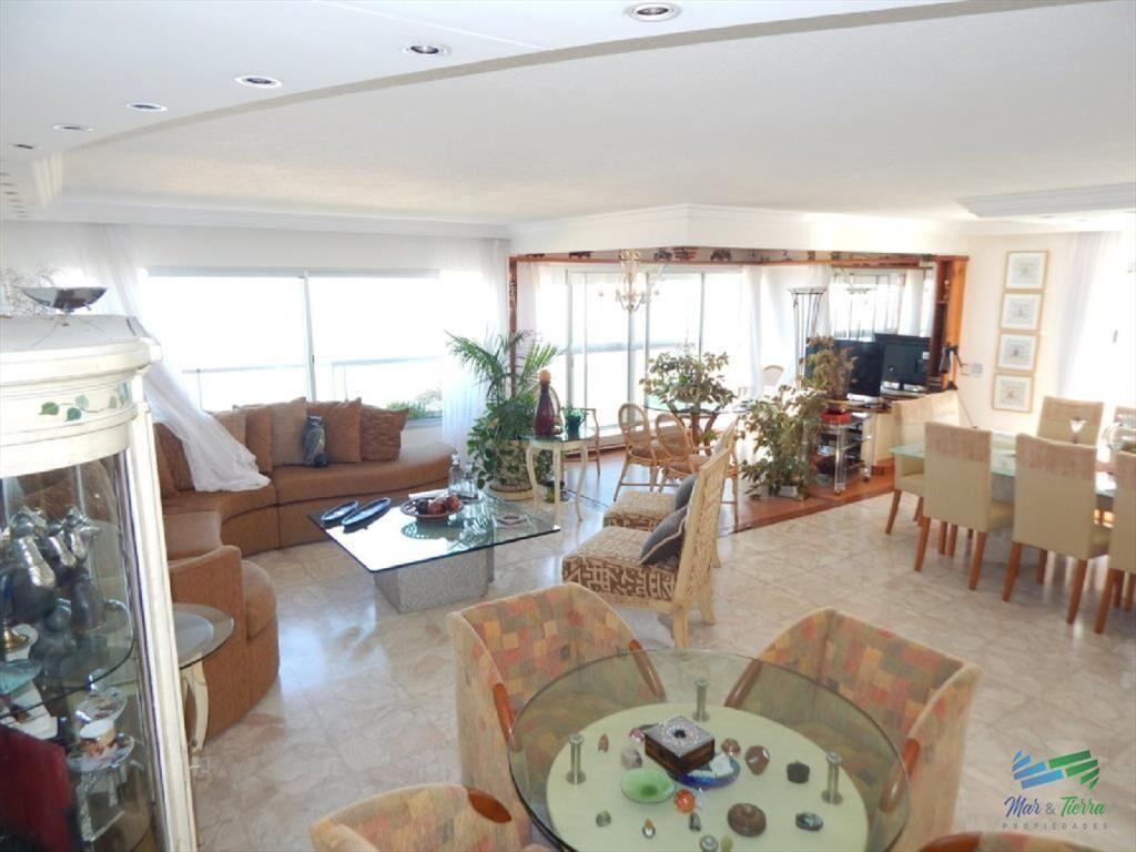 Espectacular planta, reciclada con materiales de