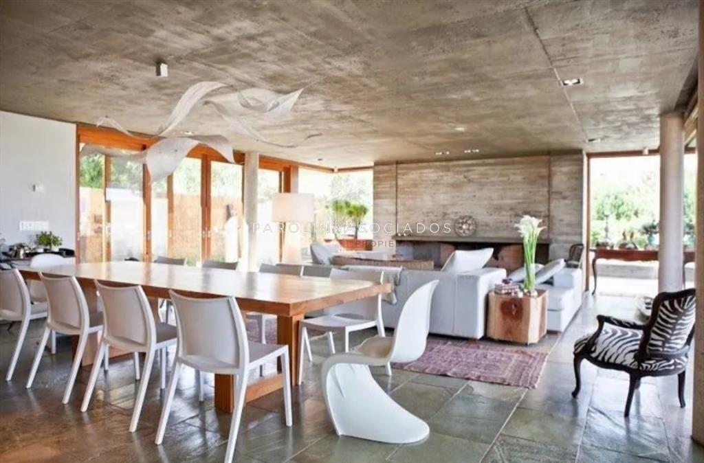 Moderna casa en venta con 3 Suites y piscina en El Chorro,