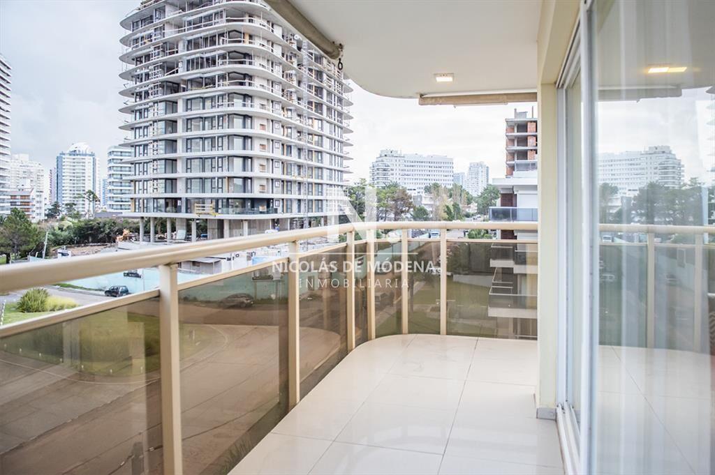En venta apartamento de 3 dormitorios, en Brava a