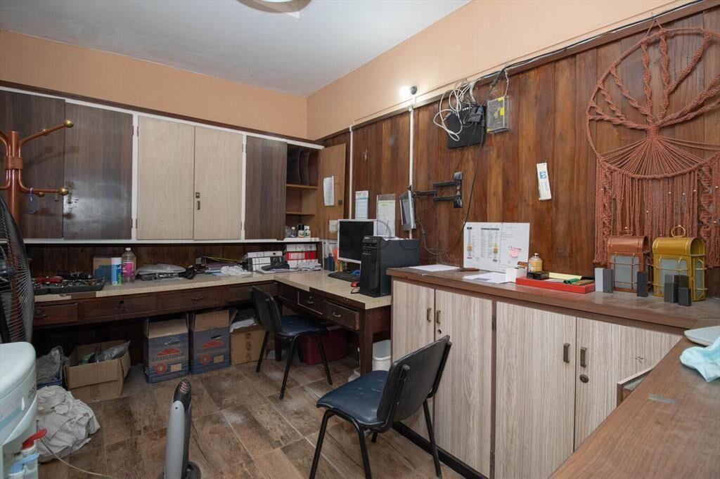 Venta Dos Galpones y dos casas en un padrón