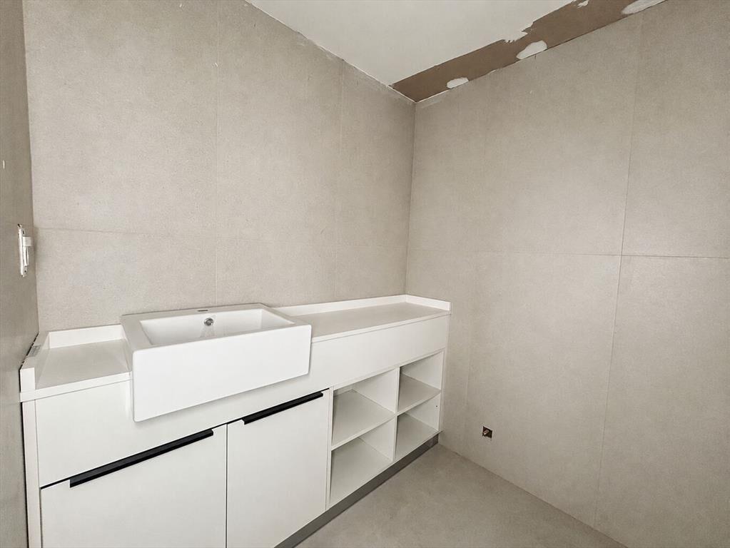 Venta apartamento 2 dormitorios con patio en Pocitos a estr
