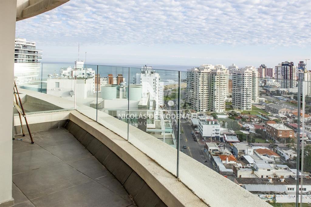 Piso alto con vistas panoramicas de Playa Mansa.