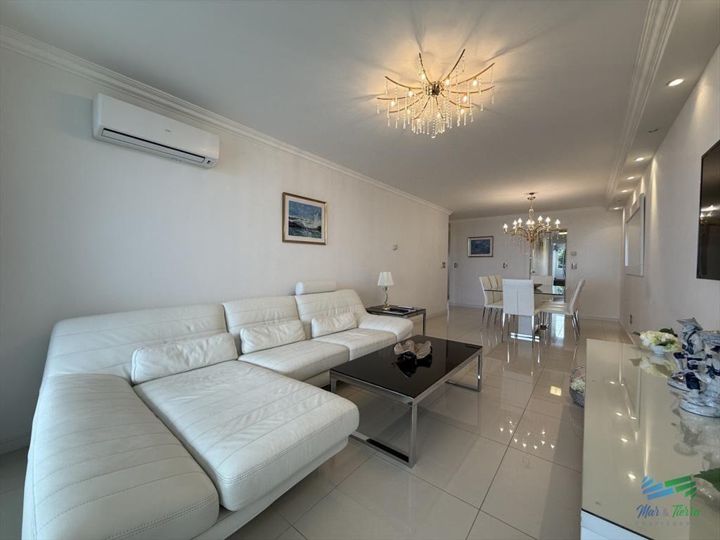 En venta, espectacular planta en primera línea