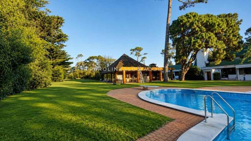 CASA EN VENTA EN MANSA PUNTA DEL ESTE 5 DORMITORIOS