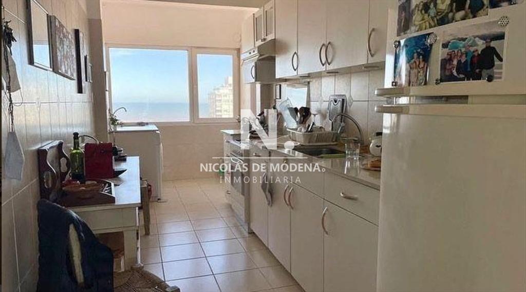Vende apartamento de 3 dormitorios en Punta del