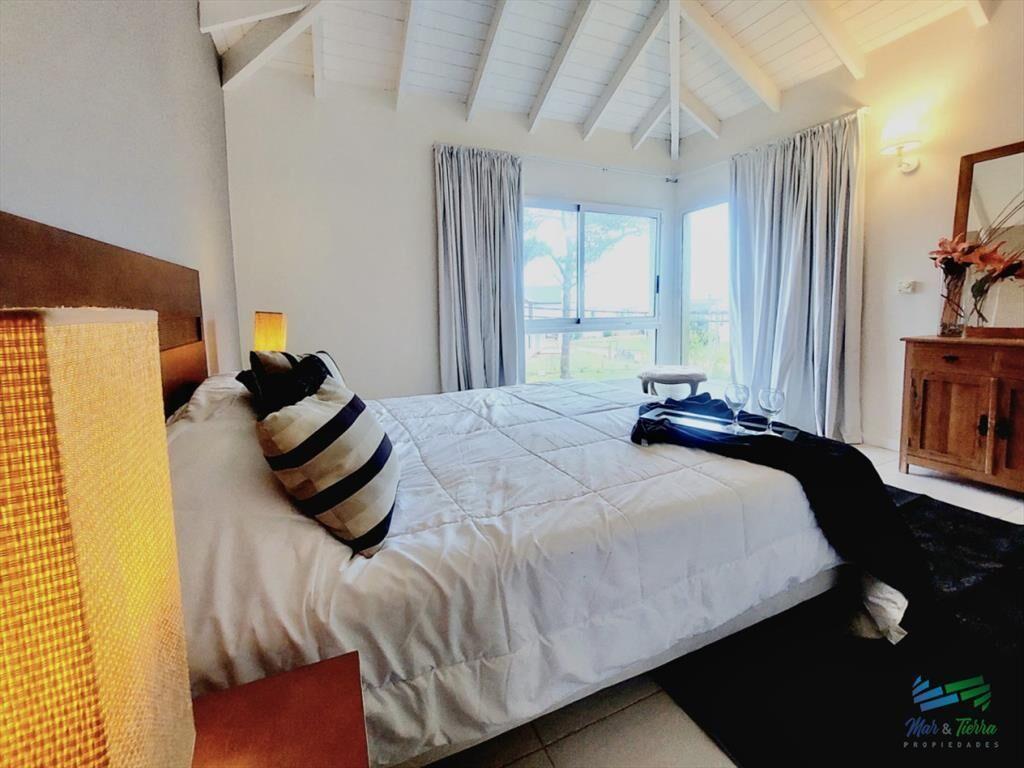 Excelente Casa de 6 Dormitorios y Piscina en La