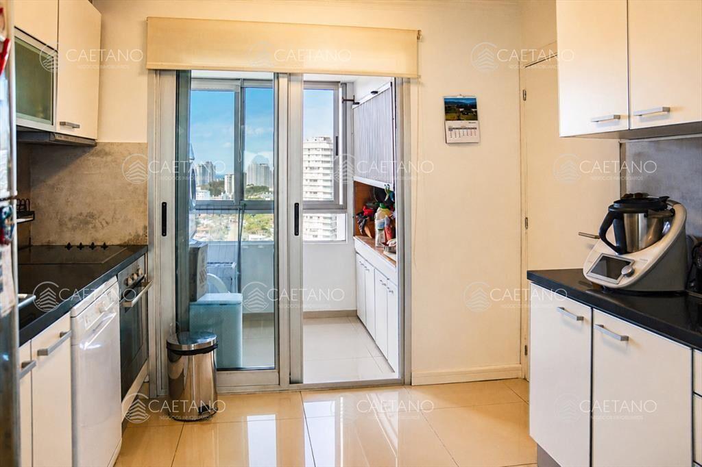 Departamento de 3 dormitorios en venta a pasos del mar. Gal