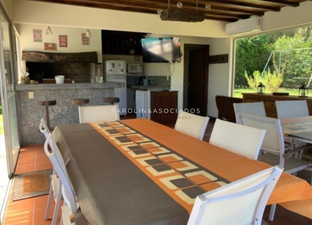 VENTA DE CASA DE 4 DORMITORIOS  EN BARRIO LA DEL
