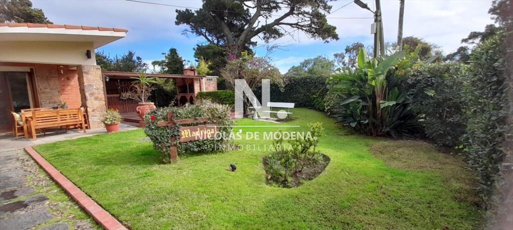 Vende Casa de 3 dormitorios y barbacoa a metros