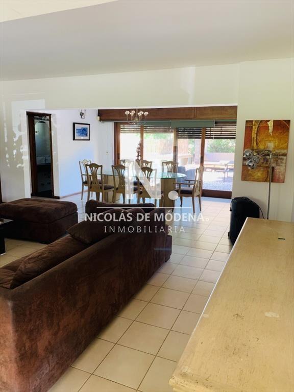 Casa en venta en zona residencial.