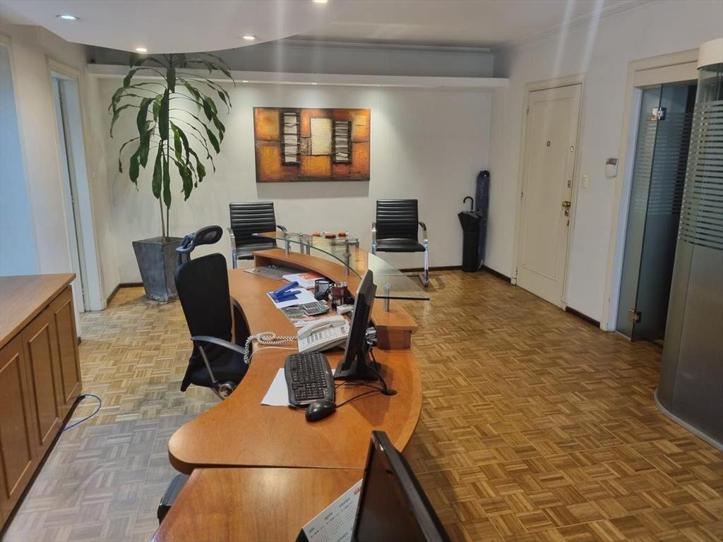 Oficina -Río Branco y Mercedes, 205 m2, reciclada y equipad