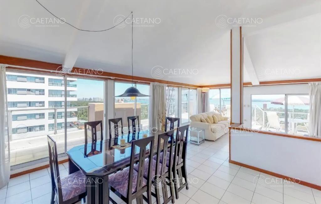 Penthouse en venta Playa Mansa - Tres Dormitorios
