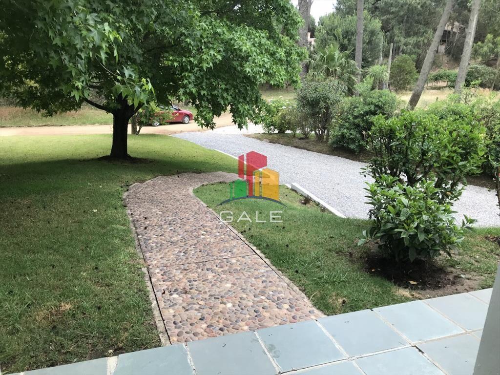 GRADABLE CASA EN ZONA MUY TRANQUILA Y ARBOLADA