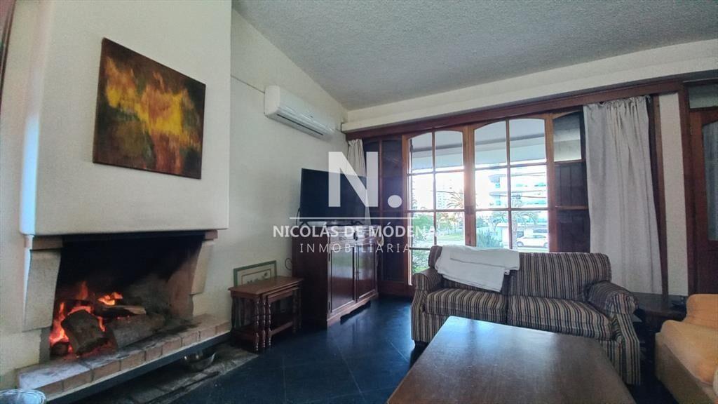 Vende casa de 3 dormitorios (incluye depp), en 4