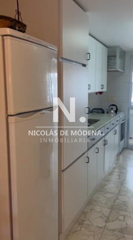 Vende apartamento de 2 dormitorios frente al mar.