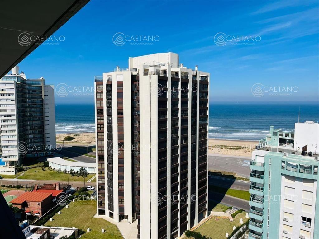 Vende apartamento de 2 dormitorios en Punta del