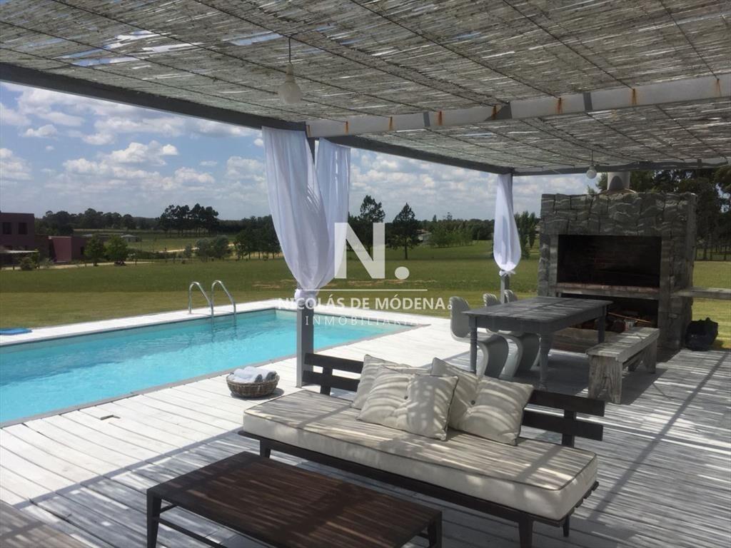 Casa en venta y alquiler de estilo minimalista dentro de Ba