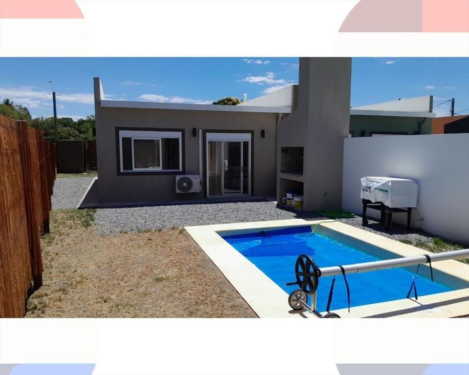 Casa 3 ambientes en VENTA en Colonia con piscina