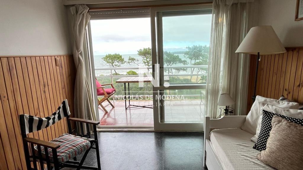 Vende impecable departamento con vista al mar, en