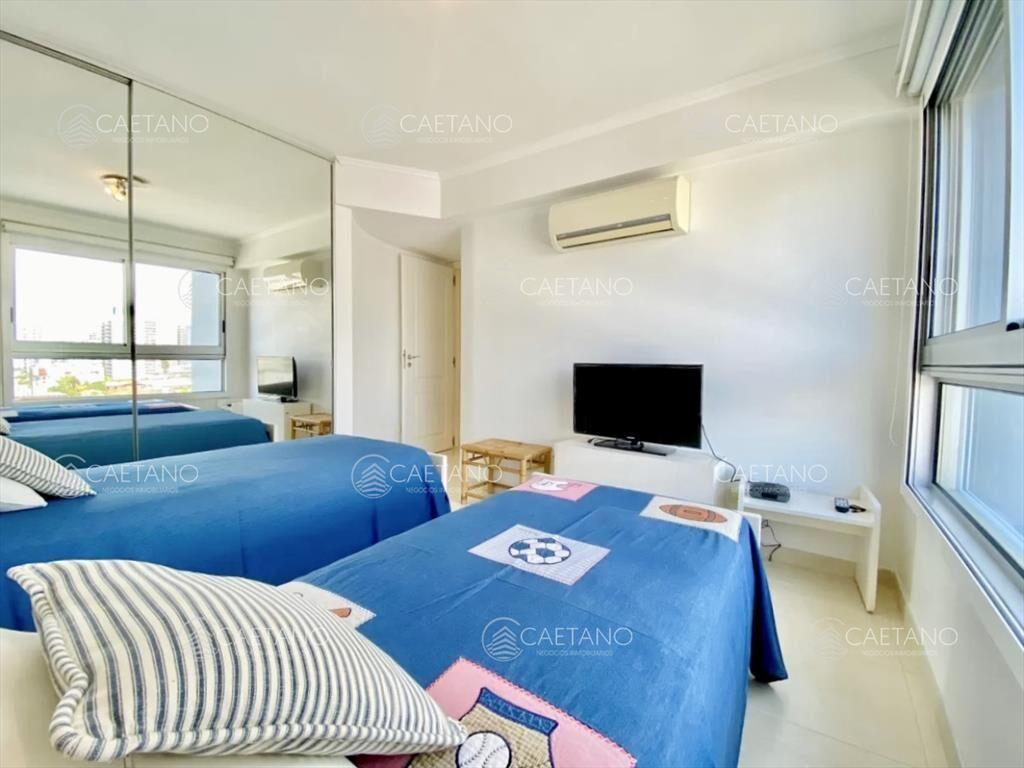 Apartamento en alquiler anual y temporal de tres dormitorio