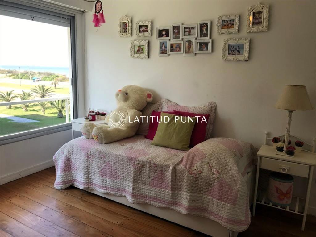 Apartamento en Brava, 3 suites más dependencia
