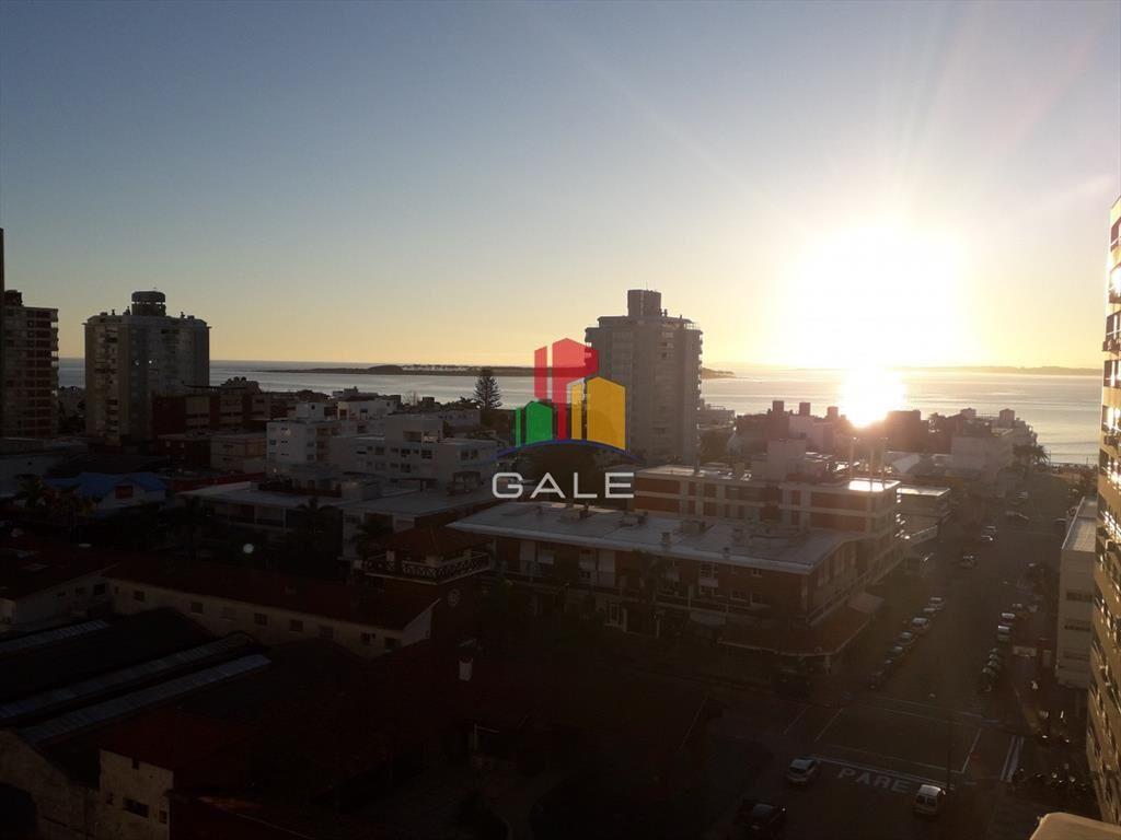 edificio a metros de playa brava