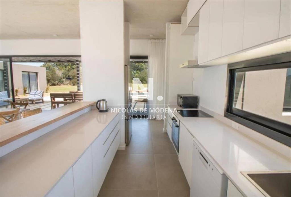 Vende casa en Pueblo mio, Manantiales de 4 dormitorios.