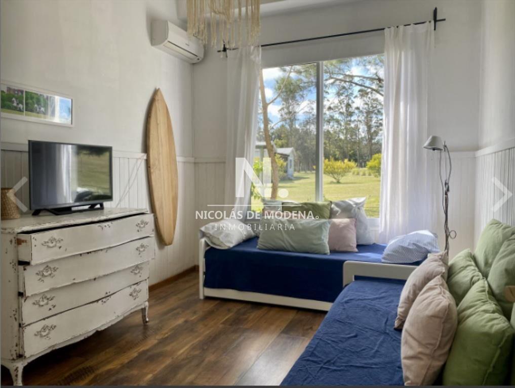 Vende casa de 4 dormitorios, en la Barra- El