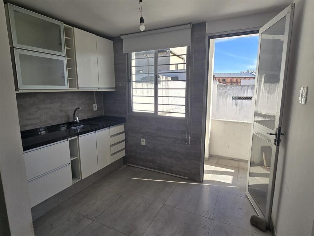Casa de altos, muy actualizada, con amplios desahogos, para