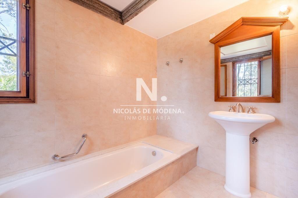 Excelente Casa de Cinco dormitorios en venta en