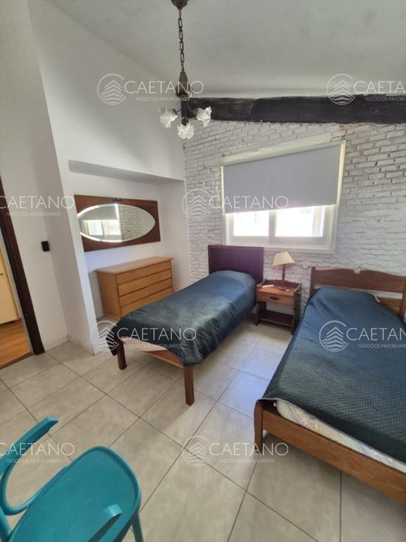 Casa de dos dormitorios en alquiler anual en del