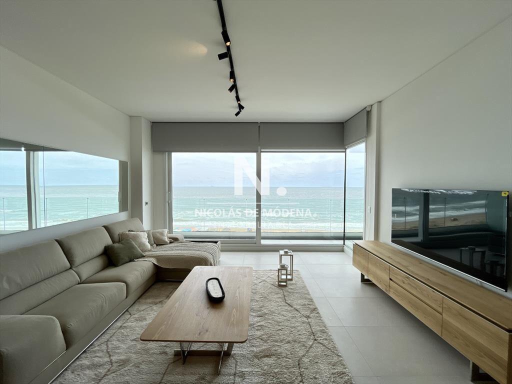 Venta Apartamento 3 dormitorios + servicio Punta