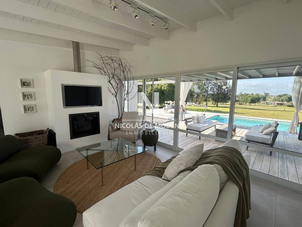 Casa en venta y alquiler de estilo minimalista dentro de Ba