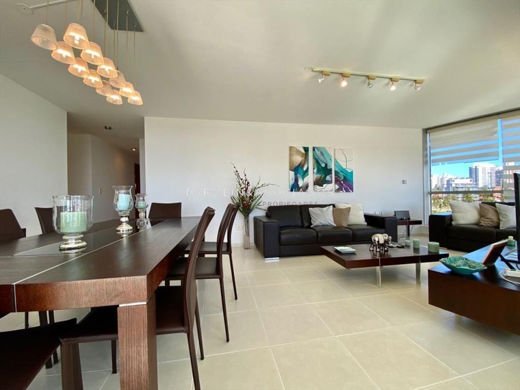 Apartamento en venta Playa Mansa 3 dormitorios