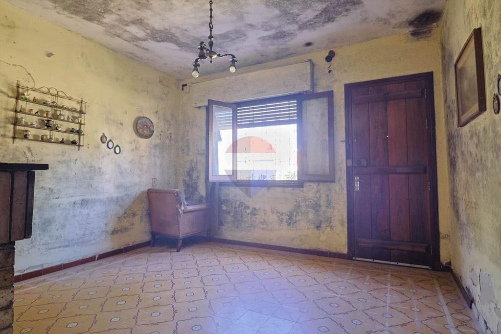 VENTA CASA 4 DORMITORIOS y GRAN TERRENO -COLÓN