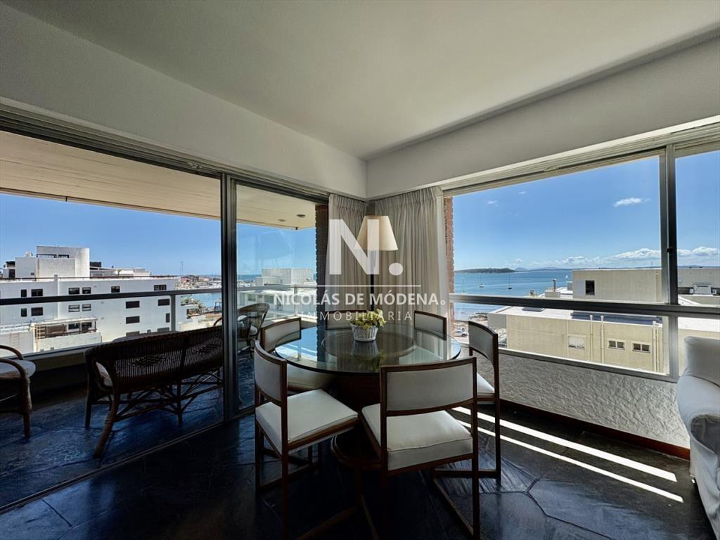 En venta apartamento de 4 dormitorios con vista