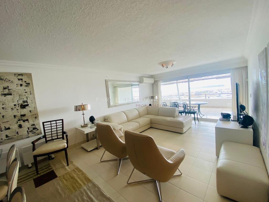 Apartamento de 3 dormitorios en venta en Punta