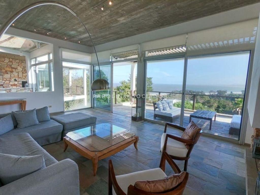 CASA DE 4 DORMITORIOS EN PUNTA BALLENA