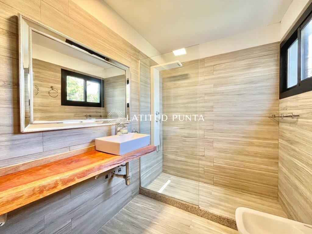 Casa 3 dormitorios con piscina. Barrio Privado