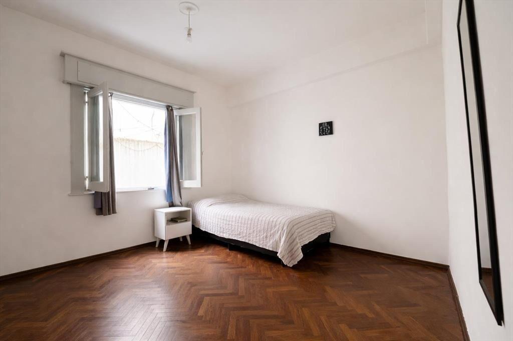 Venta apartamento de dos dormitorios con patio. Tres Cruce
