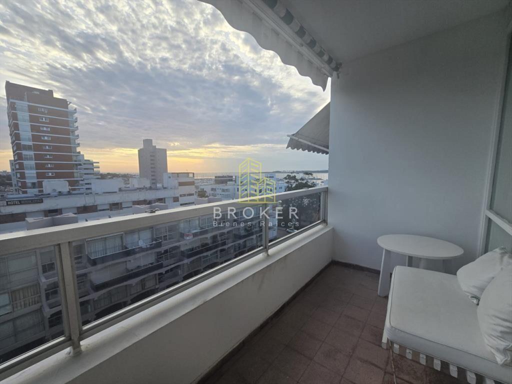 Cómodo apartamento con terraza en alquiler -