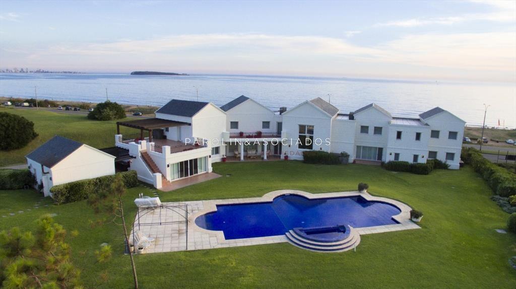 Casa en venta de 5 dormitorios en primera linea