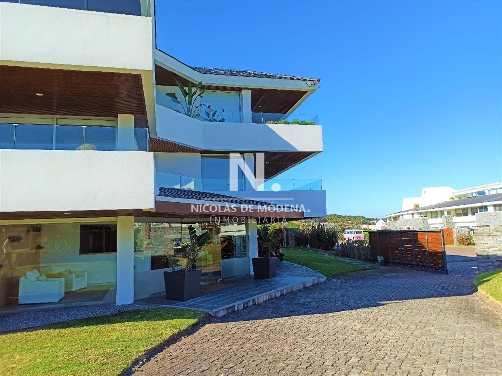 Vende apartamento de 2 Dormitorios en suite, con
