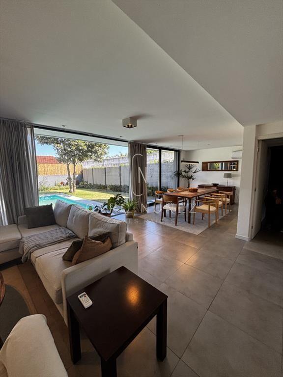 Venta casa moderna 4 dormitorios Carrasco Sur