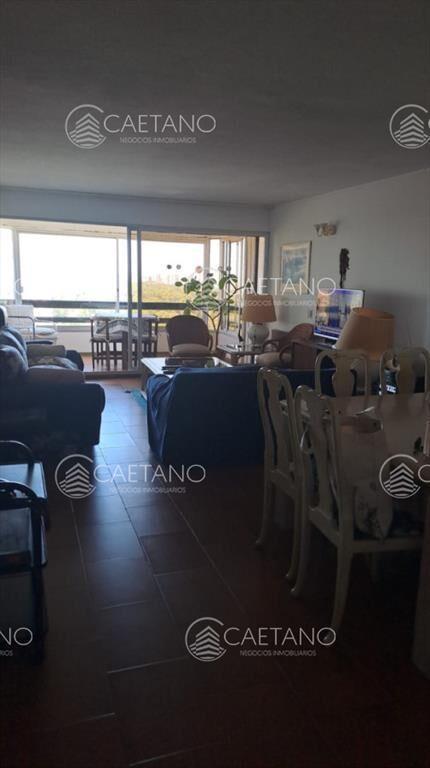 Vende apartamento de 2 dormitorios más servicio
