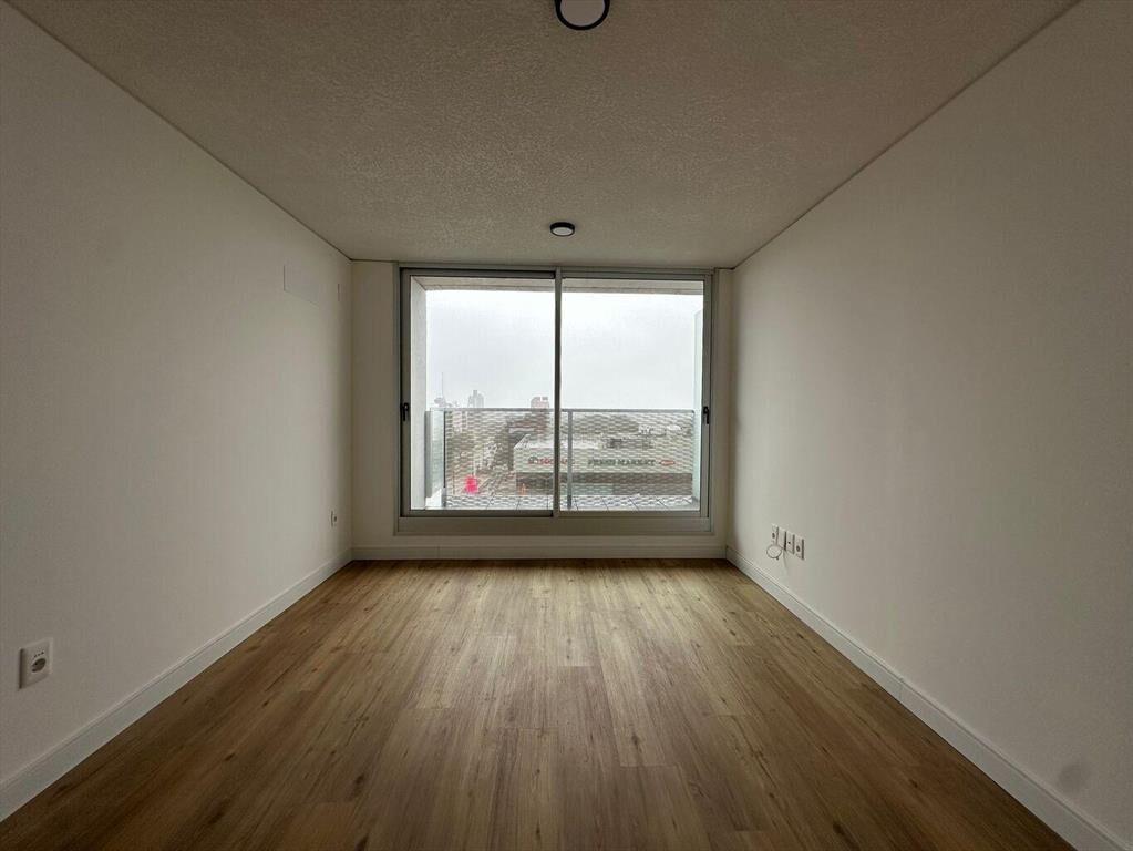 Se alquila Apartamento de un dormitorio con balcón a estren