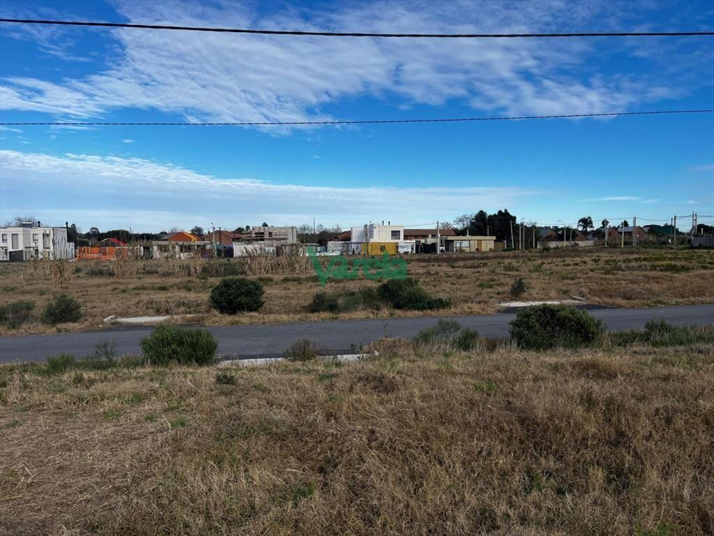 Venta terreno Lagomar, saneamiento. Ideal